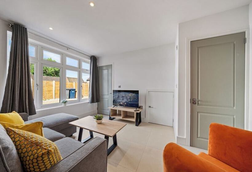 ペンション Sebright House