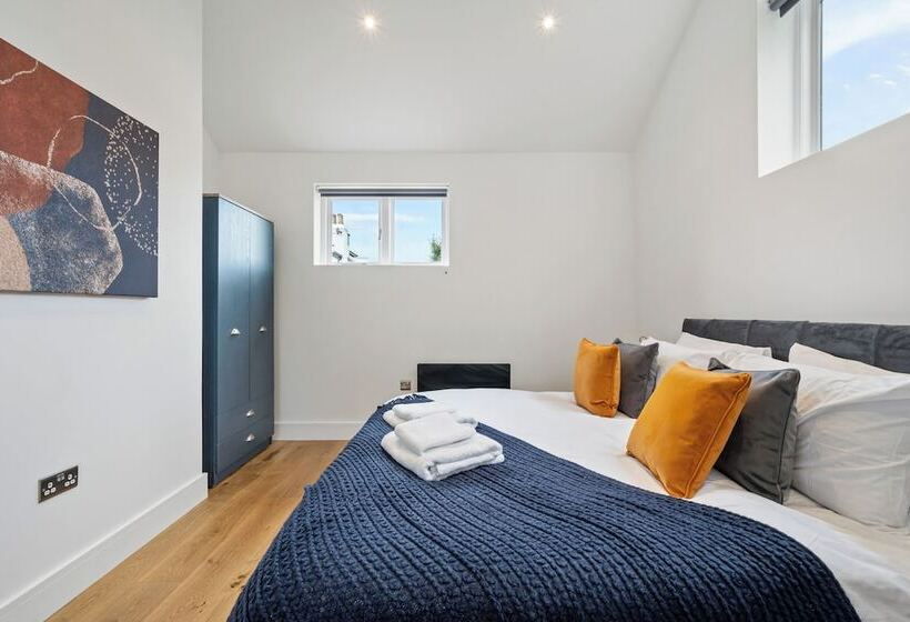 ペンション Sebright House