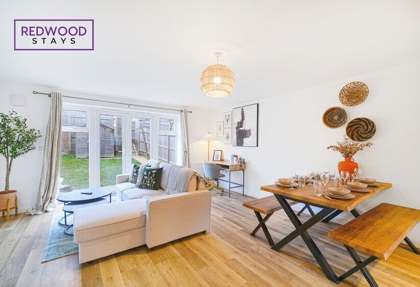 ペンション Woolhampton Drive House By Redwood Stays