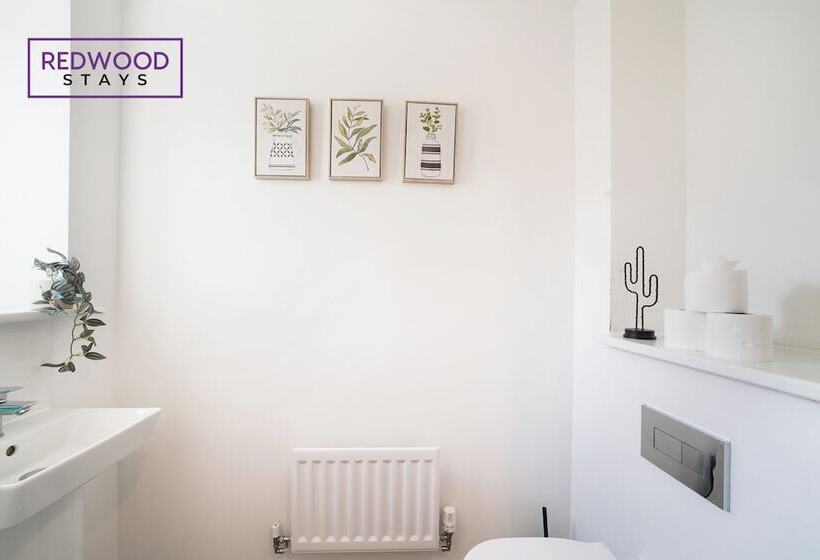 פנסיון Woolhampton Drive House By Redwood Stays