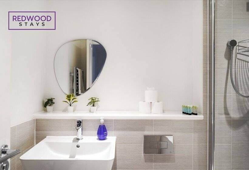 ペンション Woolhampton Drive House By Redwood Stays