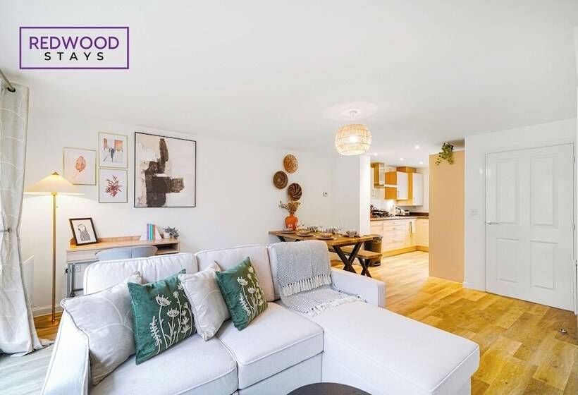 פנסיון Woolhampton Drive House By Redwood Stays