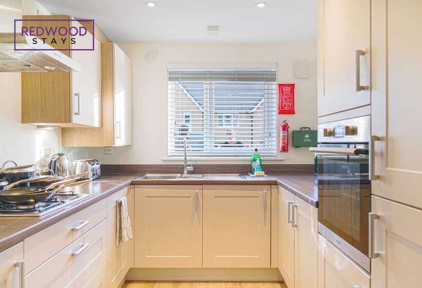פנסיון Woolhampton Drive House By Redwood Stays