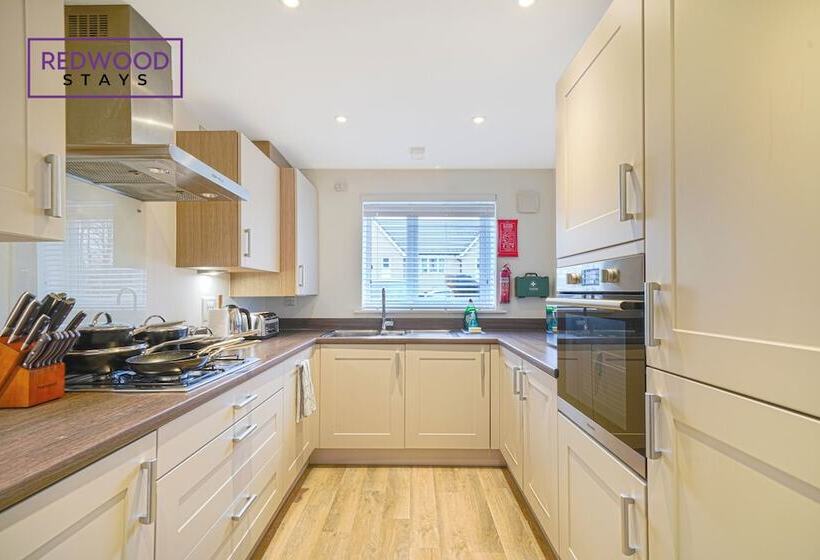 פנסיון Woolhampton Drive House By Redwood Stays