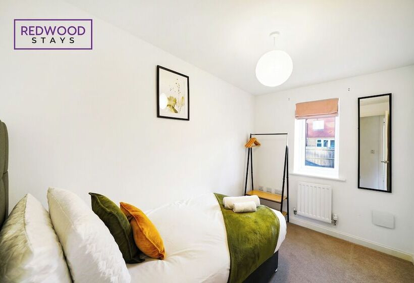 פנסיון Woolhampton Drive House By Redwood Stays