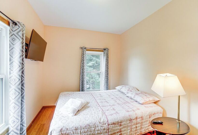 Near Saugatuck Dunes: Pet Friendly Fennville Home!