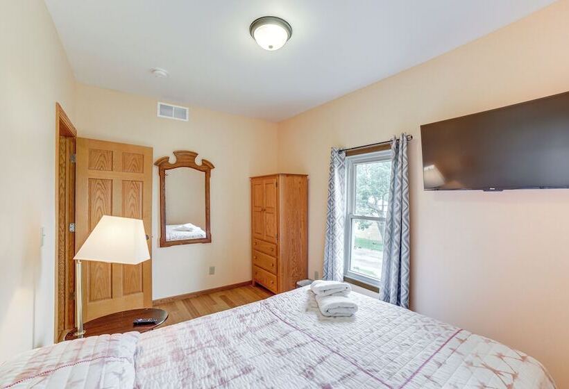 Near Saugatuck Dunes: Pet Friendly Fennville Home!