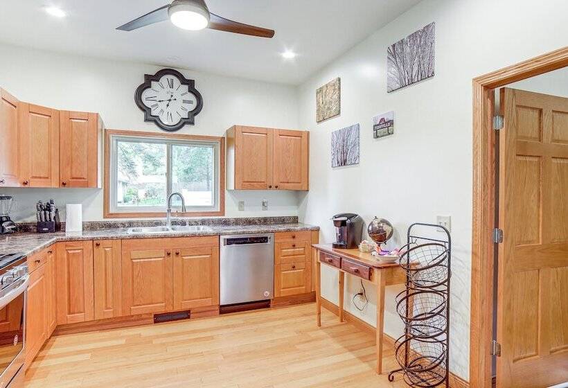 Near Saugatuck Dunes: Pet Friendly Fennville Home!