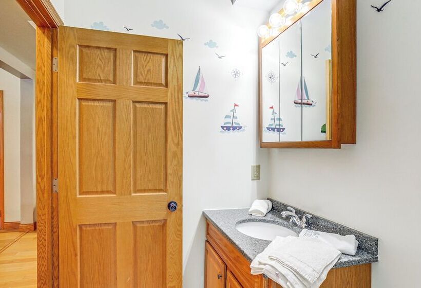 Near Saugatuck Dunes: Pet Friendly Fennville Home!