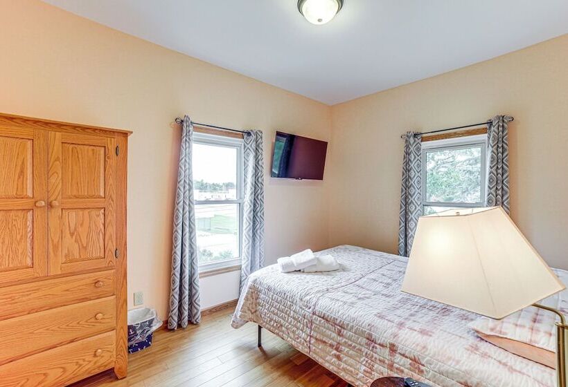 Near Saugatuck Dunes: Pet Friendly Fennville Home!