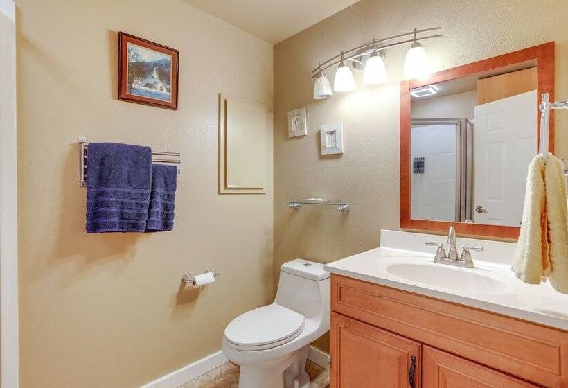 Pet Friendly Sammamish Home W/ Deck ~ 3 Mi To Lake