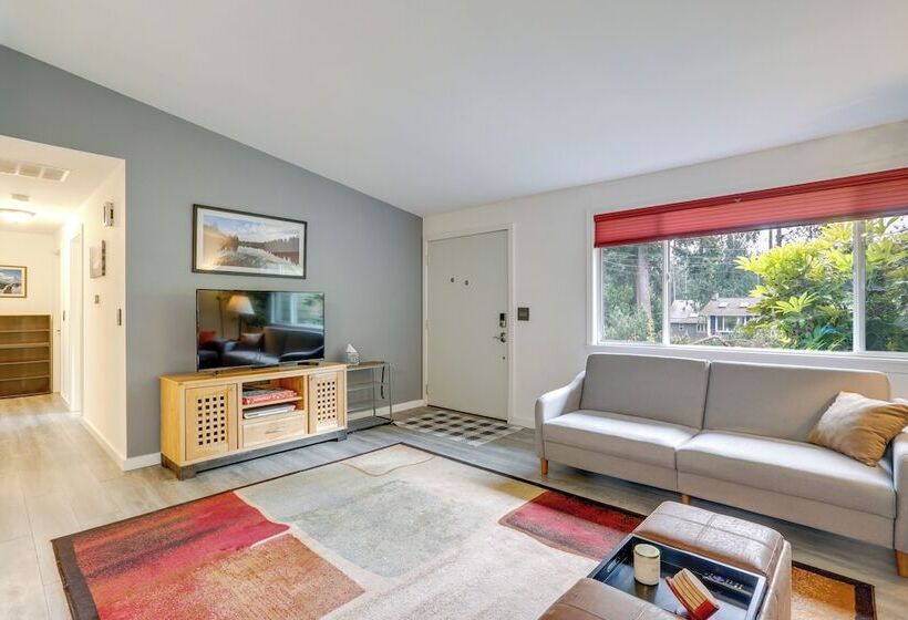 Pet Friendly Sammamish Home W/ Deck ~ 3 Mi To Lake