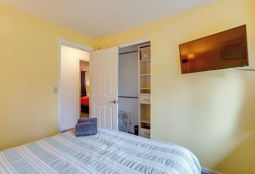 Pet Friendly Sammamish Home W/ Deck ~ 3 Mi To Lake