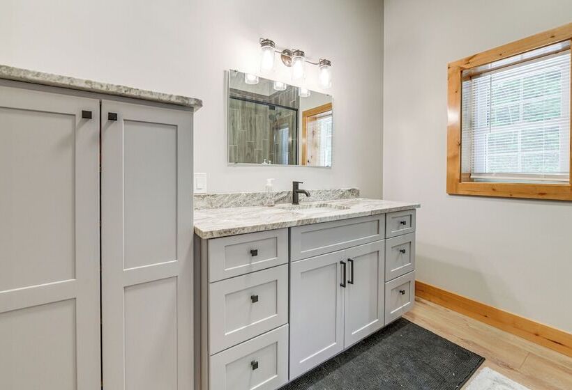 Pet Friendly Waynesville Cabin W/ Deck & Mtn Views