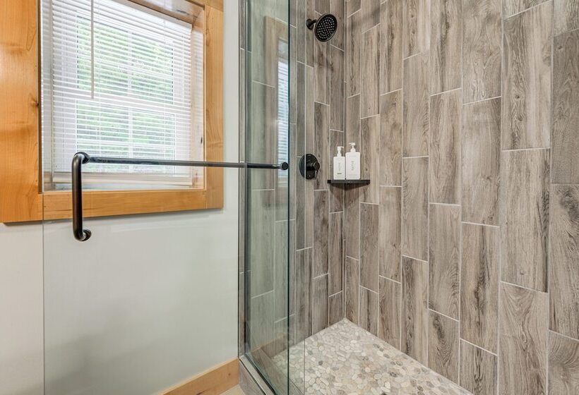 Pet Friendly Waynesville Cabin W/ Deck & Mtn Views