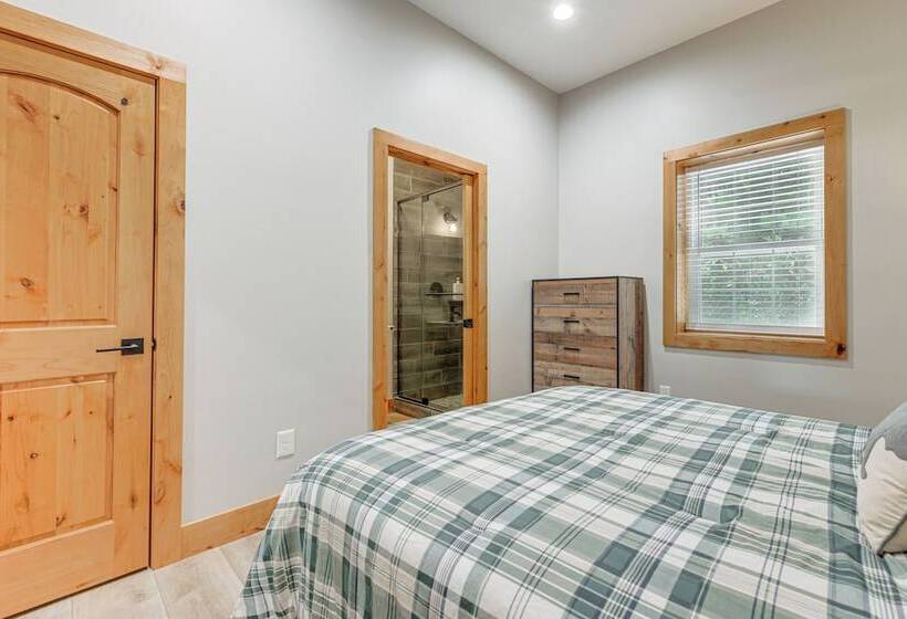 Pet Friendly Waynesville Cabin W/ Deck & Mtn Views