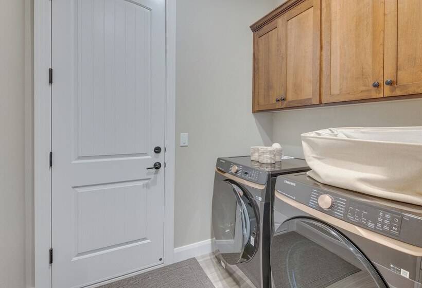 Private Redding Home W/ Pool & Mountain Views