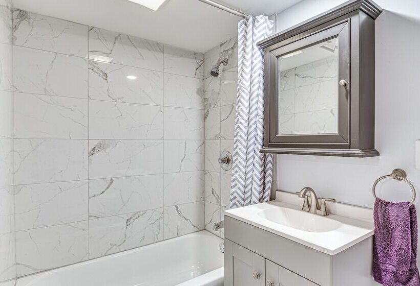 Quiet Home W/ Deck ~ 4 Mi To Downtown Indy