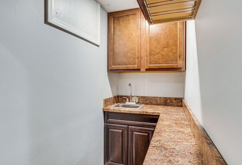 Quiet Home W/ Deck ~ 4 Mi To Downtown Indy