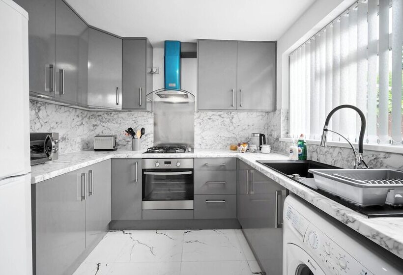 레지던스 3 Bed House/free Parking/contractors/families