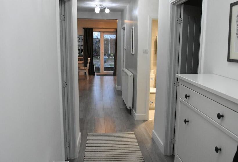 Резиденция Charming Wembley Home Near Wembley Stadium