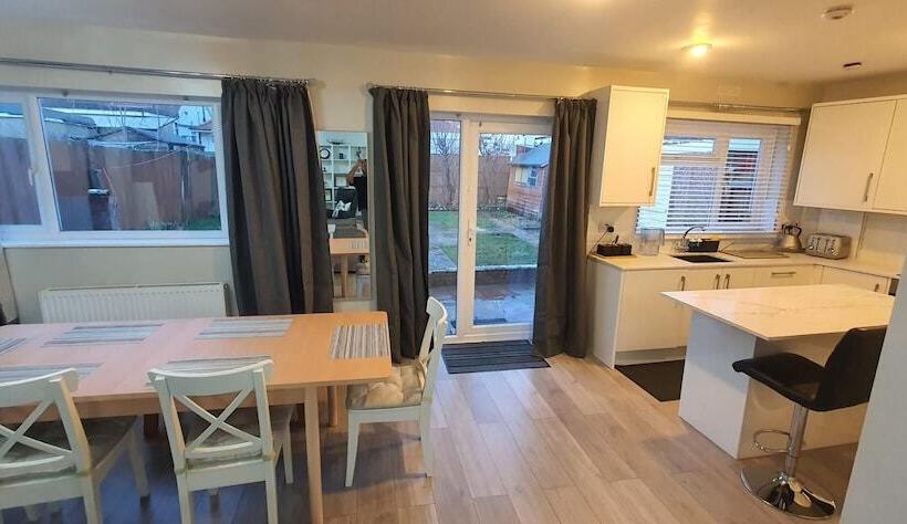 Резиденция Charming Wembley Home Near Wembley Stadium