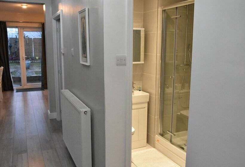 Резиденция Charming Wembley Home Near Wembley Stadium