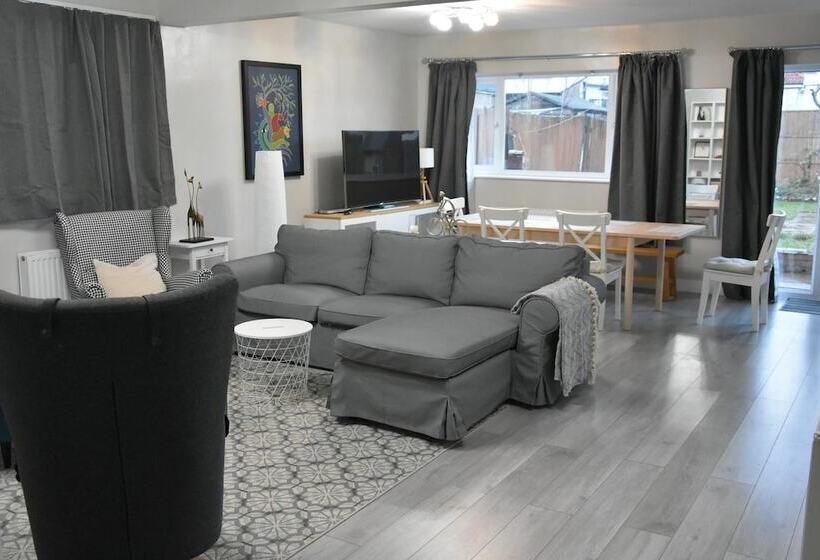 Резиденция Charming Wembley Home Near Wembley Stadium