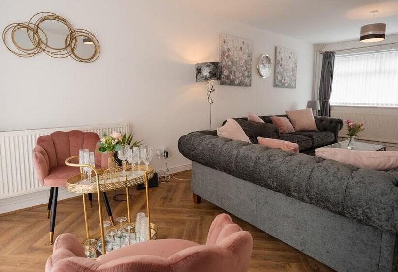 إقامة Convenient Wirral Retreat