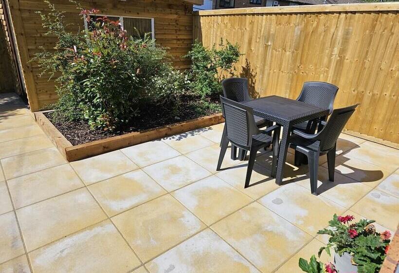 إقامة Convenient Wirral Retreat