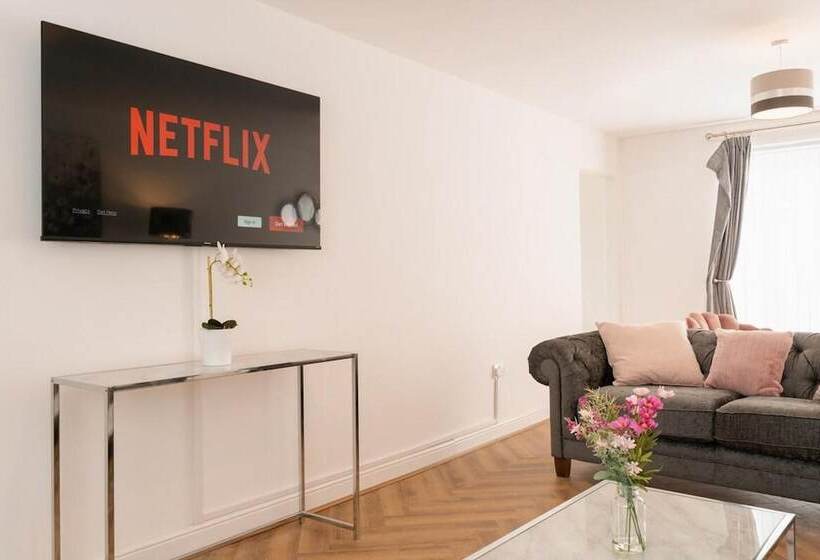 إقامة Convenient Wirral Retreat