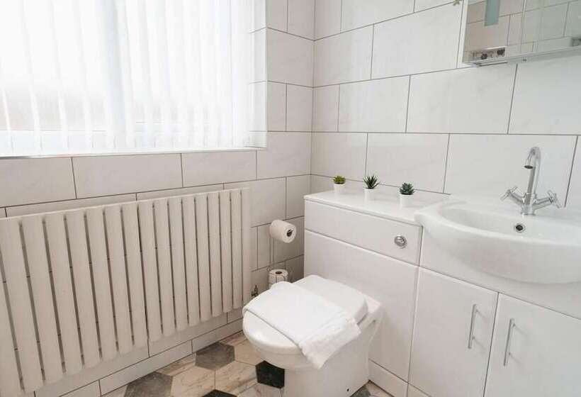 إقامة Convenient Wirral Retreat