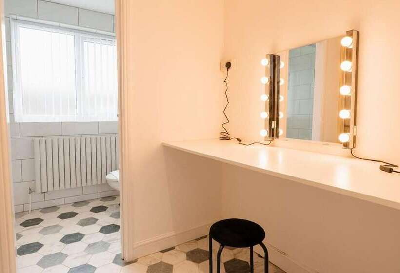 إقامة Convenient Wirral Retreat