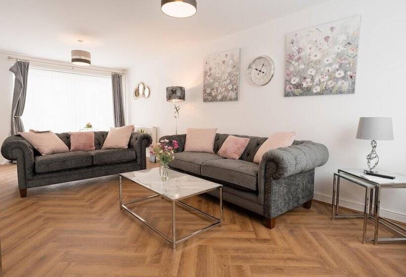 إقامة Convenient Wirral Retreat