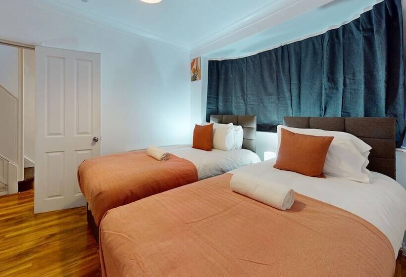 レジデンス Dagenham 4 Beds Sleeps 8 Wifi