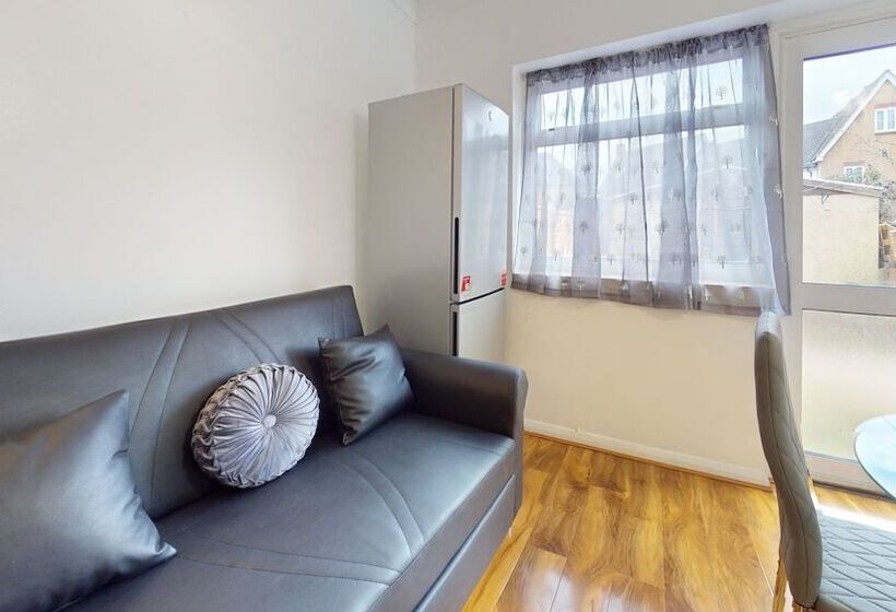 レジデンス Dagenham 4 Beds Sleeps 8 Wifi