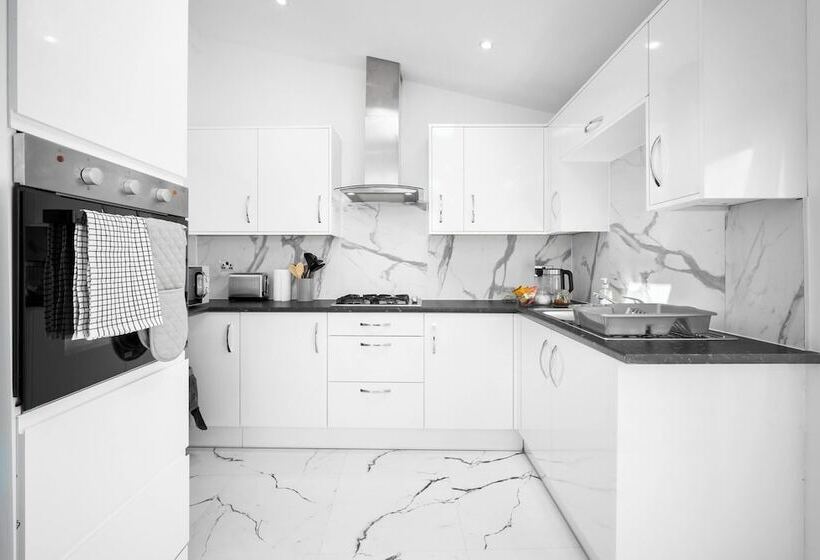 דירת נופש Family/contractors 3 Bed House/parking/sleeps 7