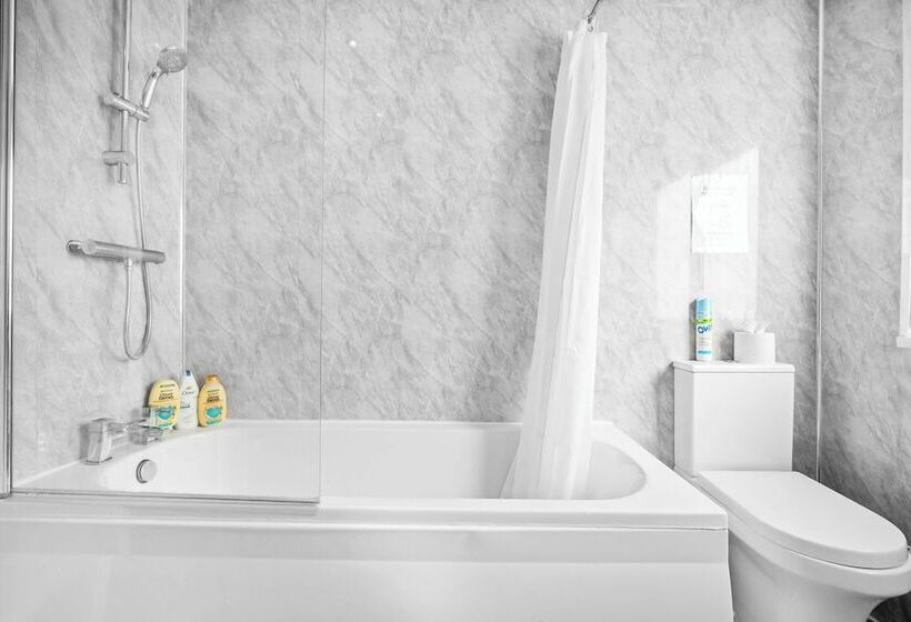 住所  Spacious 3 Bed House/sleeps 5/free Parking Oldbury