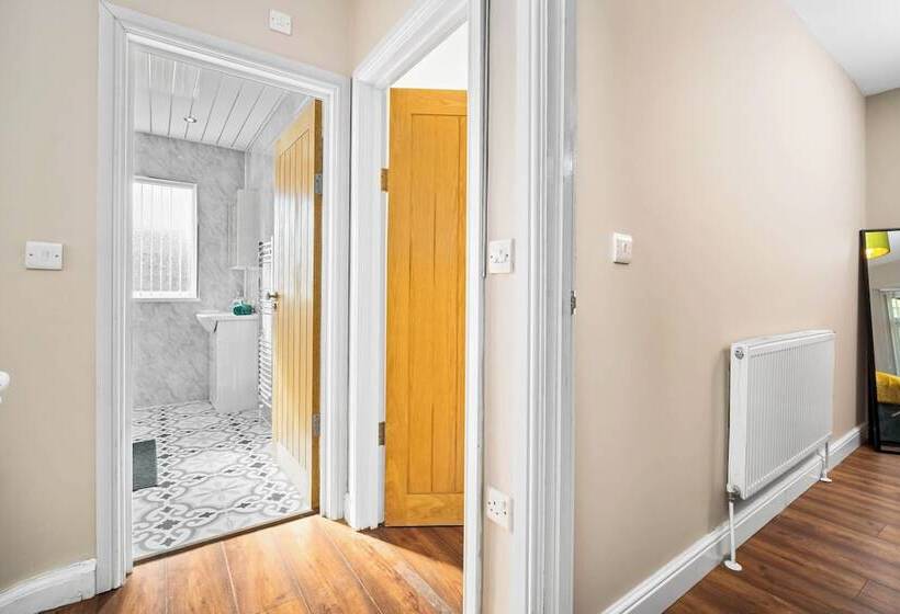 דירת נופש Spacious 3 Bed House/sleeps 5/free Parking Oldbury