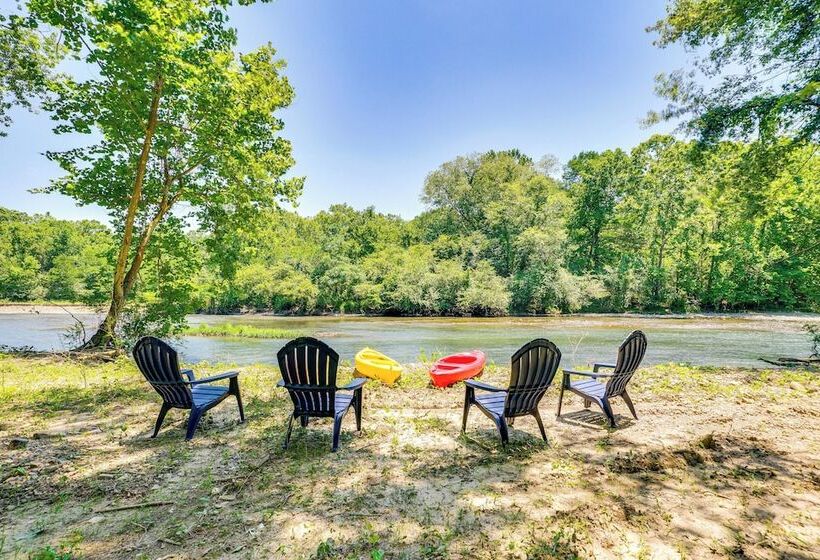 Riverfront Broken Bow Cabin W/ Private Hot Tub!