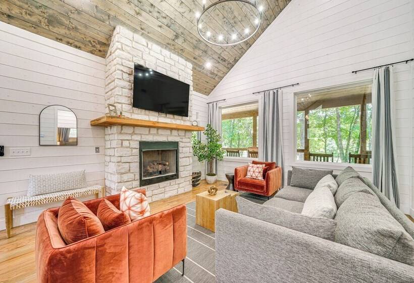 Riverfront Broken Bow Cabin W/ Private Hot Tub!