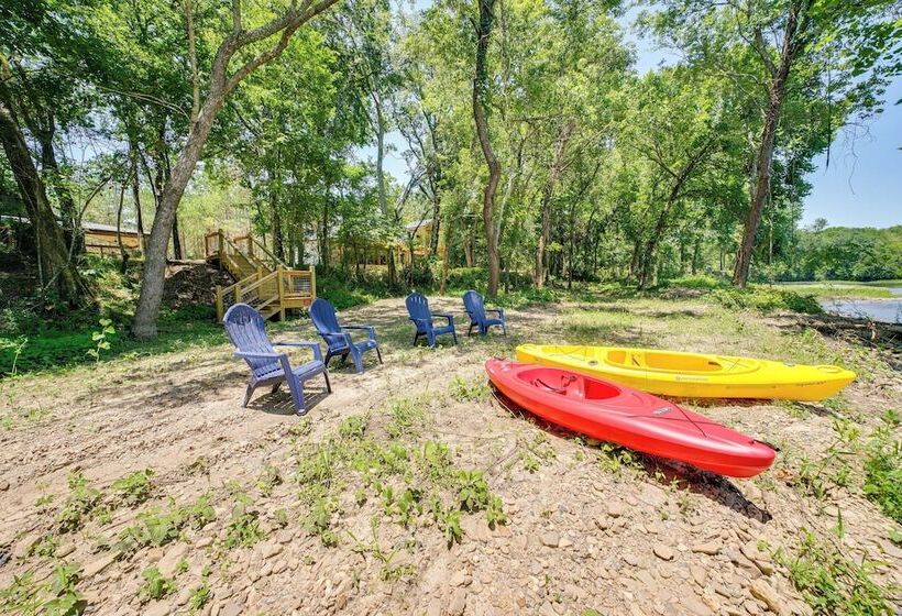 Riverfront Broken Bow Cabin W/ Private Hot Tub!