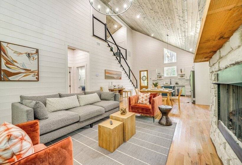 Riverfront Broken Bow Cabin W/ Private Hot Tub!