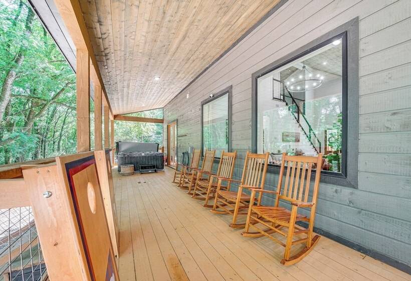 Riverfront Broken Bow Cabin W/ Private Hot Tub!