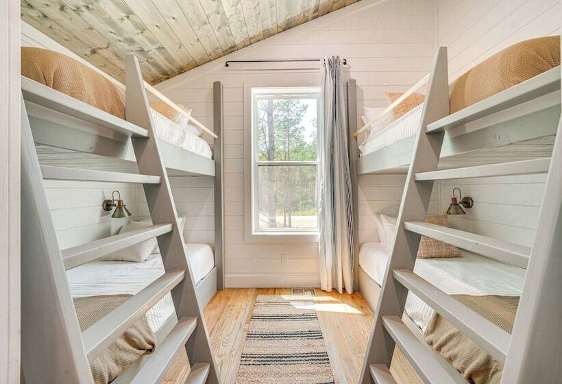 Riverfront Broken Bow Cabin W/ Private Hot Tub!