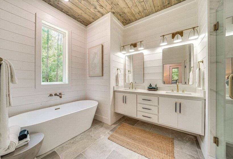 Riverfront Broken Bow Cabin W/ Private Hot Tub!