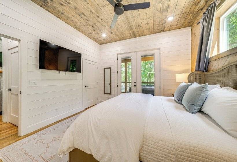 Riverfront Broken Bow Cabin W/ Private Hot Tub!