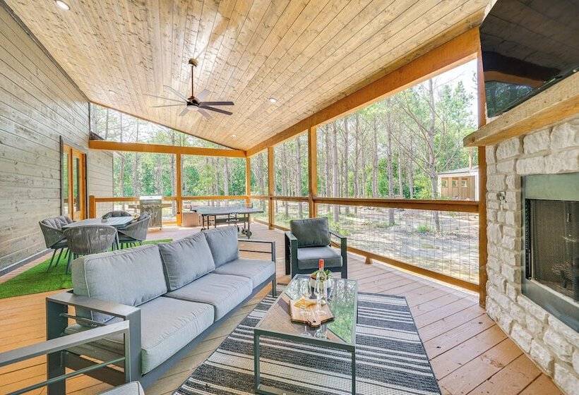 Riverfront Broken Bow Cabin W/ Private Hot Tub!