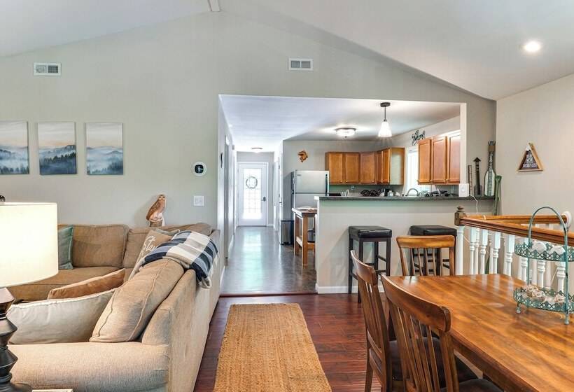 Riverfront Cottage Near Rock Island State Park