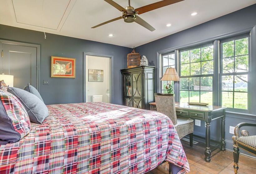 Riverfront Denton Estate On 7 Acres W/ Fire Pit!